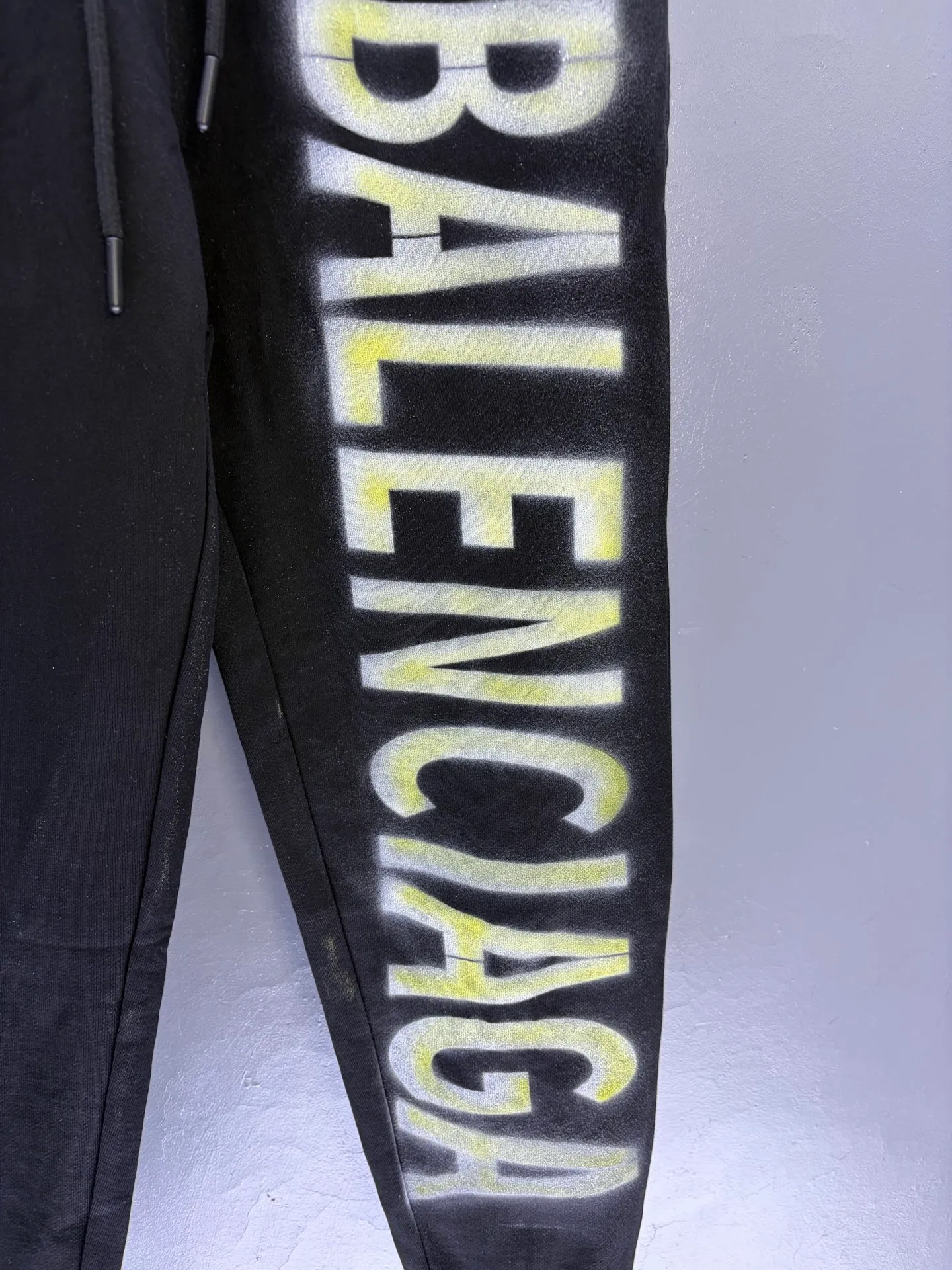 P125✨🔥 [Balenciaga] 2026 Autumn and Winter New Arrival Printed Letters Trousers and Sweatpants Premium Pure Cotton Double-Ply 400g Heavy Terry Cloth Fabric Color: Black Size: S M L XL 2XL